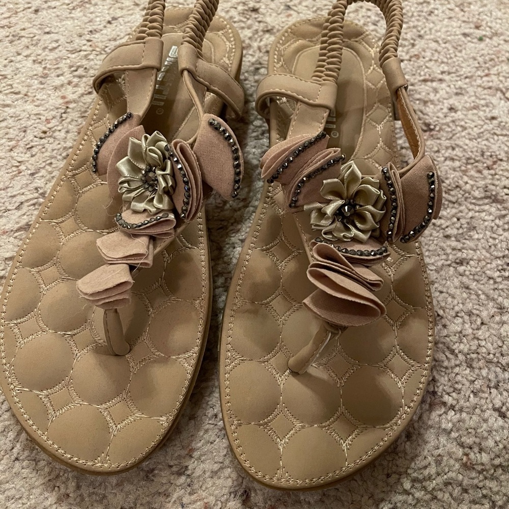 Nude/neutral sandals!